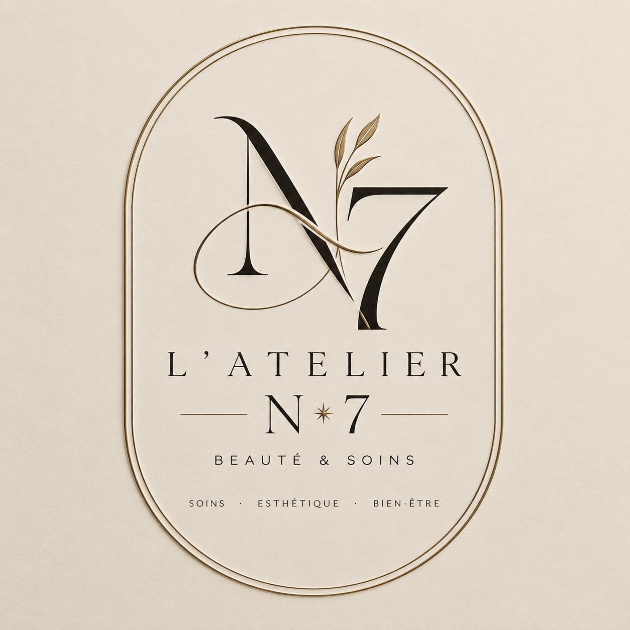 Le logo de L’Atelier N°7, beauté et soins, dans son écrin beige et doré